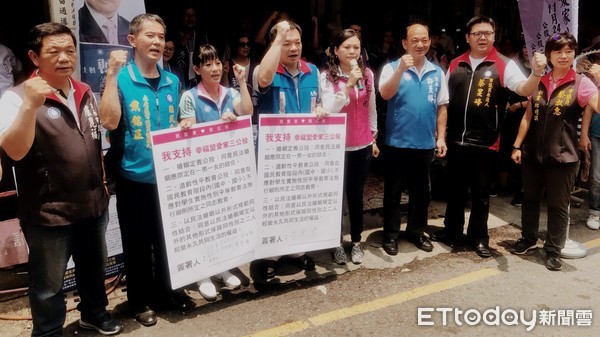 ▲反同婚修民法連署活動，國民黨台南市長參選人高思博，也率巿議員參選人一同加入連署。（圖／高思博提供，同下）