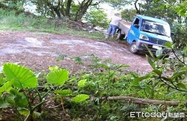 ▲花蓮林區管理處以監控錄影發現國有林地內，兩潭自行車道下邊坡，遭人傾倒廢棄物，將依廢棄物清理法移送花蓮地方法院檢察署偵辦。（圖／花蓮林管處提供，下同）