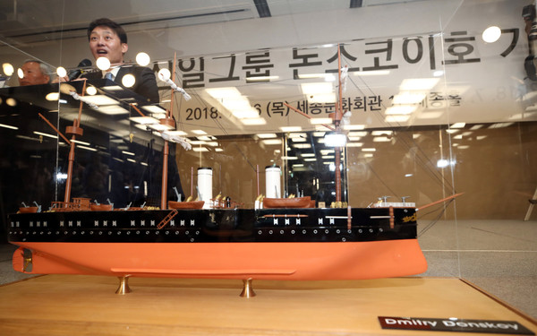 ▲▼南韓信一集團執行長與俄國戰艦「Dimitrii Donskoi」的模型。（圖／路透社）
