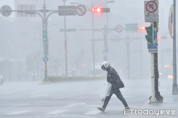 ▲▼下雨,雨天,天氣,行人,路人,雷陣雨,梅雨,降雨。（圖／記者李毓康攝）