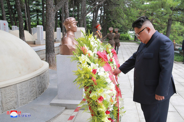 ▲北韓領袖金正恩造訪中國人民志願軍烈士陵園，在毛澤東之子毛岸英的墓地前獻花默哀。             （圖／路透）