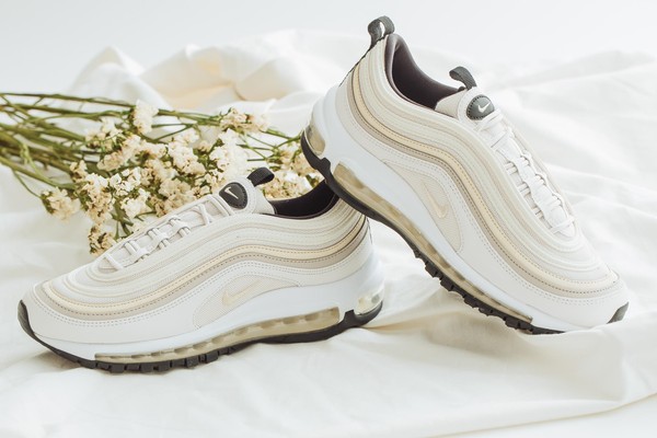 ▲NIKE AIR MAX 97 輕甜奶霜配色 。（圖／FRUITION提供）