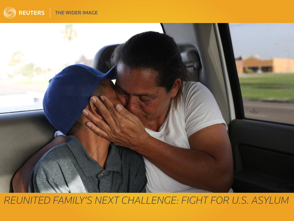 ▲來自宏都拉斯的非法移民帕多摩跟11的兒子 團聚後，激動的親吻兒子。(圖／路透)