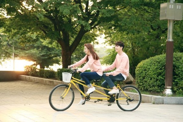 ▲李鍾碩、韓孝周騎雙人單車。（圖／翻攝自W兩個世界臉書）