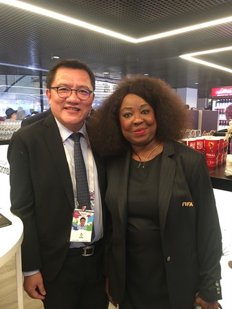 ▲中華足協理事長林湧成和FIFA秘書長薩穆拉             。（圖／中華足協提供）