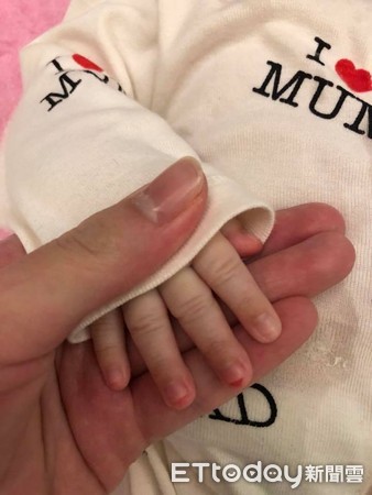 ▲台南市1名陳姓保母，把2個月大的女嬰指甲剪太深，導致4根手指流血，引發糾紛。（圖／翻攝自家長臉書）