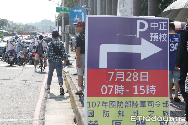 ▲▼28日在高雄鳳山舉行107年「國防知性之旅-營區開放」活動，近數萬民眾到場參觀。（圖／記者宋德威攝，下同）