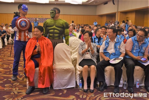 ▲花蓮市長魏嘉賢以超人裝扮現身表揚大會，旁邊還有浩克與美國隊長隨行，以呼應今年模範父親表揚活動的主題「英雄聯盟」。（圖／花蓮市公所提供，下同）