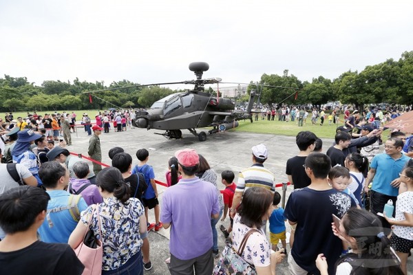 金湯營區陸空實戰操演吸睛　上午湧入7萬人潮