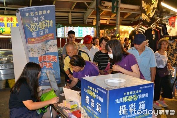  ▲中壢觀光夜市舉辦「全民仲夏夜音樂會」讓民眾有吃又有得抽。（圖／桃園市政府經發局提供）