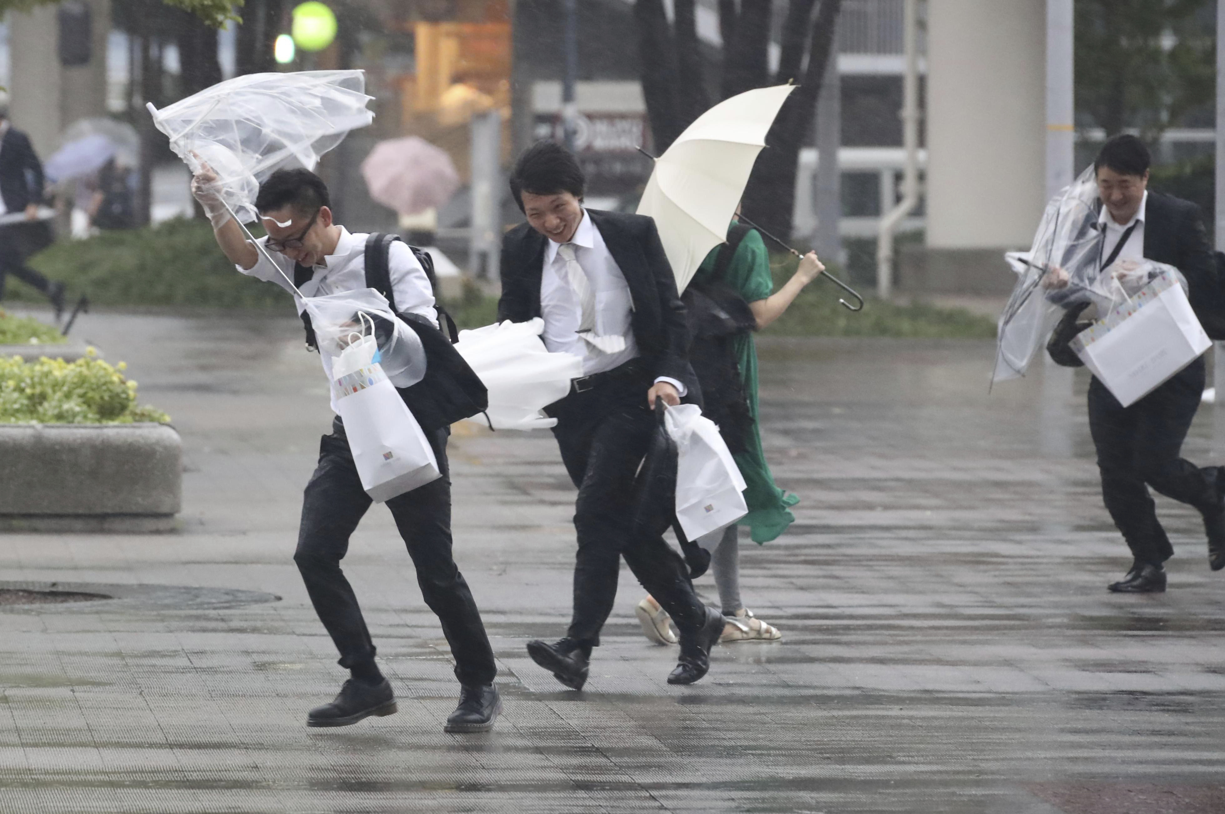 雲雀颱風襲日，橫濱民眾。（圖／達志影像／美聯社）