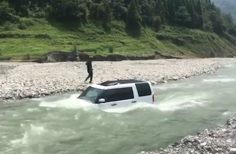 ▲大陸一名Land Rover車主省錢，愛車卻因此被水淹。（圖／翻攝自澎湃新聞）