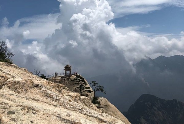 ▲▼華山棧道「跳崖男」遺體尋獲！2000米貼壁解繩　大字型墜谷自殺。（圖／翻攝華山風景區）