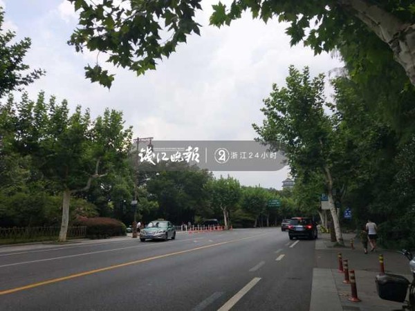 ▲▼杭州道路上，隔离护栏悄悄在变少。（圖／翻攝自浙江在線）