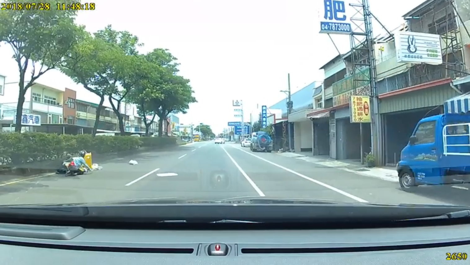 橫切快車道！婦撞賓士受傷…撿起地上便當還要送　估維修費8萬。（圖／翻攝「花壇人俱樂部」臉書社團）