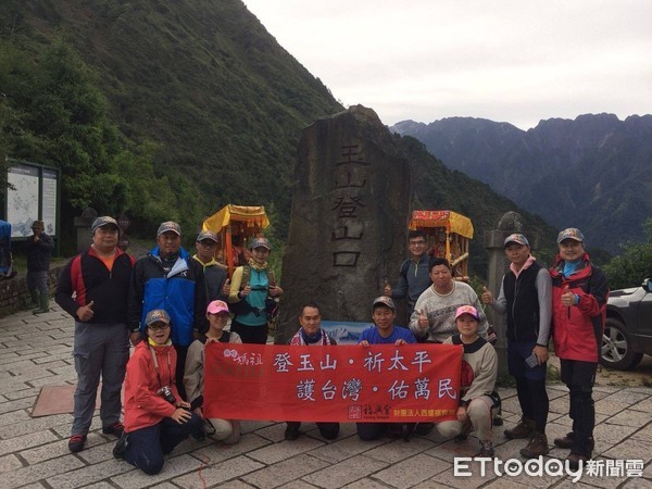 ▲雲林西螺福興宮「太平媽登玉山隊」在全台灣最高點為台灣祈福。（圖／「西螺媽祖太平媽 娘傘/日月扇組」授權提供）