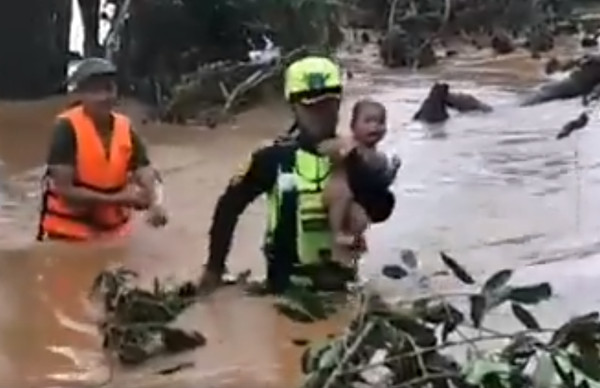 ▲▼ 泰國一支救難隊協助泰北洞穴少年脫困後，又到寮國救出因大壩潰堤而受困的民眾。（圖／翻攝自臉書／ฮุก 31 ทีม ช่วยเหลือผู้ประสบภัยทางน้ำ）