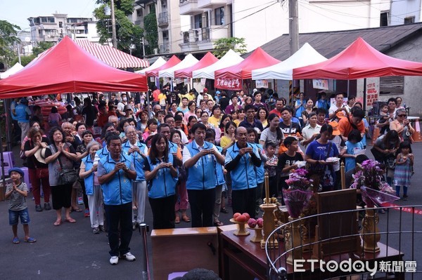 ▲奇萊平原第一庄～先民文化節在延平王廟前廣場登場，今年著重在傳統文化的展現，透過傳統技藝的欣賞，了解民俗活動及其意涵。（圖／花蓮市公所提供，下同）