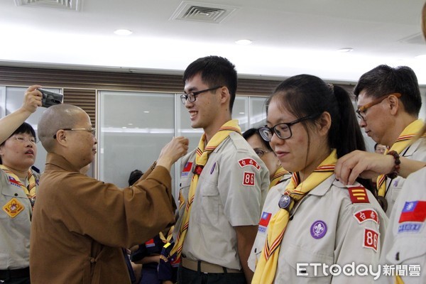 ▲南台佛光童軍於29日在南台別院一樓大齋堂，隆重舉行2018年度升團、授銜暨羅浮群成團典禮。（圖／南台別院提供）