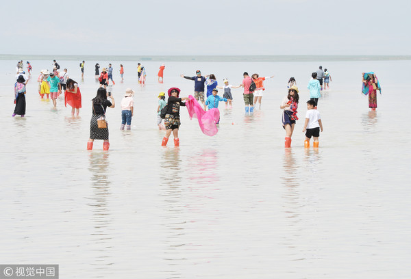 ▲▼茶卡鹽湖暑假期間遊客眾多，每日湧入約4萬人次。（圖／CFP）