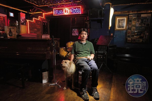 爵士樂手林煒盛偶爾會帶自家的狗去台北藍調演出或者聽演奏，阿河在酒吧走動像走自家客廳，非常自在。