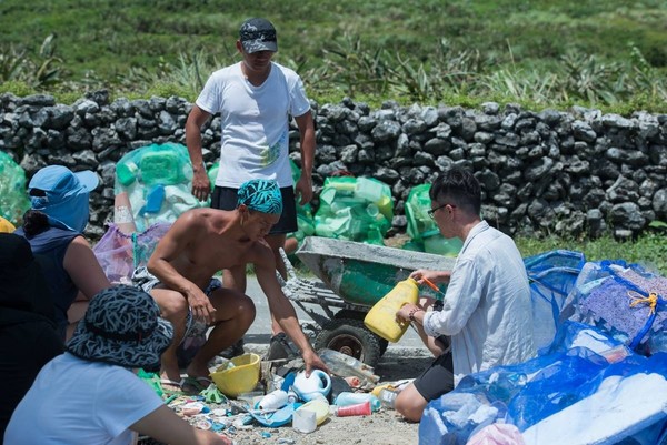 ▲▼蘭嶼達悟族「阿文」耗費積蓄做回收，感動不少民眾，最終成立了「阿文團隊」一起推廣環境保育，守護美麗的「文人之島」。（圖／翻攝自文人之島，環境之道）