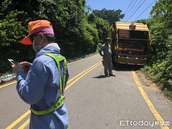 ▲▼高雄一輛垃圾車為了閃躲機車，不慎撞山壁。（圖／記者宋德威攝）