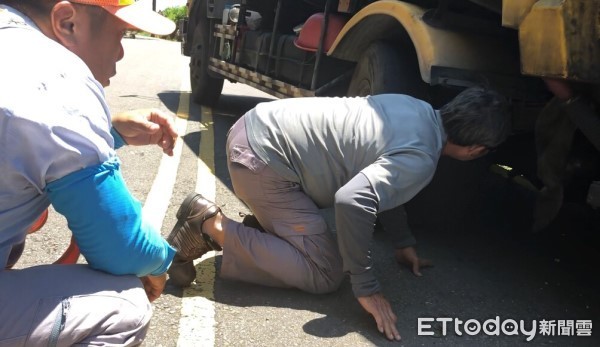 ▲▼高雄一輛垃圾車為了閃躲機車，不慎撞山壁。（圖／記者宋德威攝）