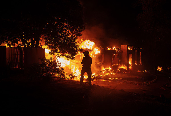 ▲▼消防員正在撲滅肆虐小鎮的大火。（圖／達志影像／newscom）