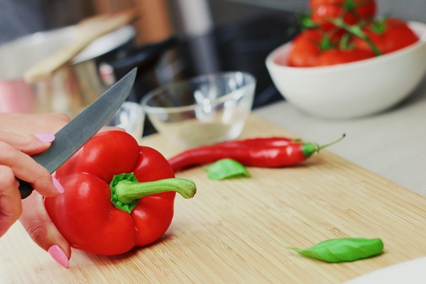 ▲切菜,甜椒,辣椒,蔬菜,刀子,砧板,烹飪。（圖／取自免費圖庫Pixabay）