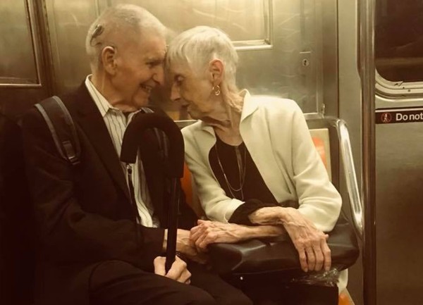 ▲▼紐約市一名男護理人員里克（Blake Ricker）日前搭乘地鐵時，見到一對頭髮花白的夫妻貼著額頭在聊天，這個畫面讓他相當感動。（圖／翻攝自臉書／Blake Ricker）