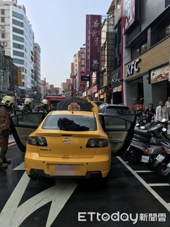 ▲▼計程車行駛中引擎室突然冒煙起火。（圖／記者陳豐德翻攝）