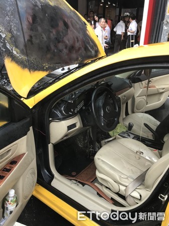 ▲▼計程車行駛中引擎室突然冒煙起火。（圖／記者陳豐德翻攝）