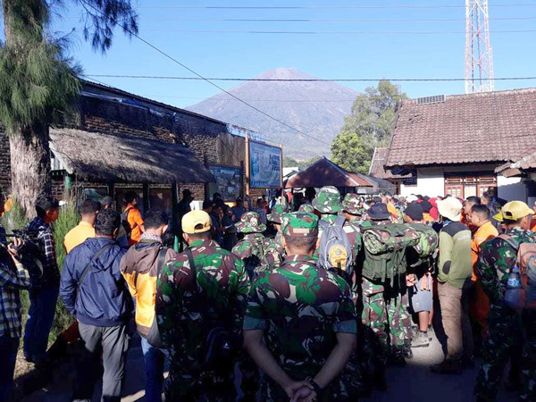 ▲印尼士兵與救援隊齊聚，準備撤離受困林賈尼火山的遊客。（圖／達志影像／美聯社）