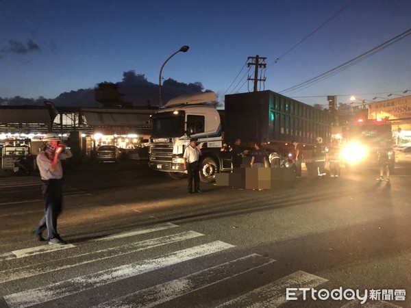 ▲▼高雄大社區三民路死亡車禍，聯結車撞輾單車國中女學生。（圖／記者宋德威攝）