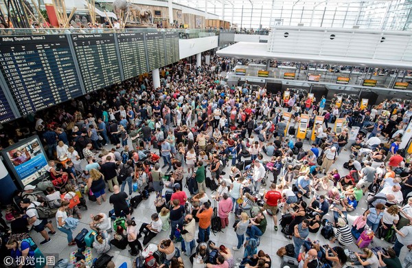 ▲▼慕尼黑機場遭不明身份者闖入，大量航班取消、旅客滯留。（圖／CFP）