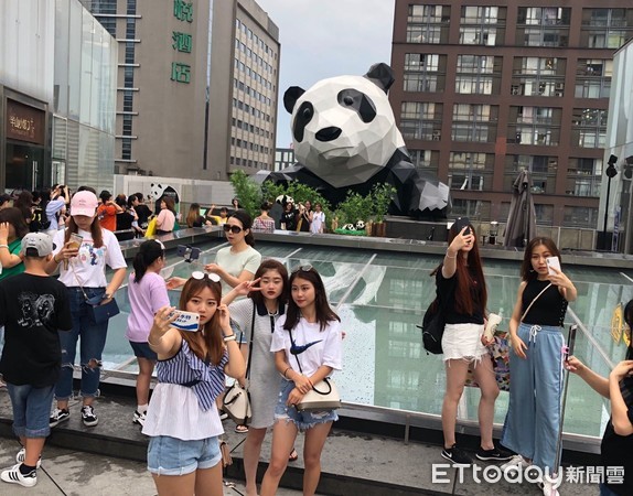 ▲成都國際金融中心外牆上的巨型大熊貓，吸引許多遊客拍照留念           。（圖／記者魏有德攝）