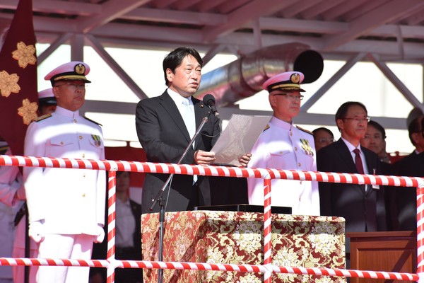 日本海上自衛隊新一代宙斯盾驅逐艦於2018年7月30日正式下水，防衛大臣小野寺五典親自宣布該艦命名為「摩耶（まや）號」。（圖／翻攝自日本海自官方臉書）