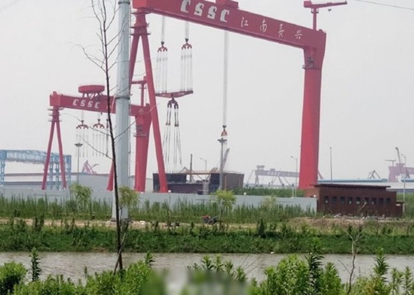江南造船廠疑似出現003型航母分段的巨大船體部件，從其結構判斷很可能是航母機庫。（圖／翻攝自大陸網站）