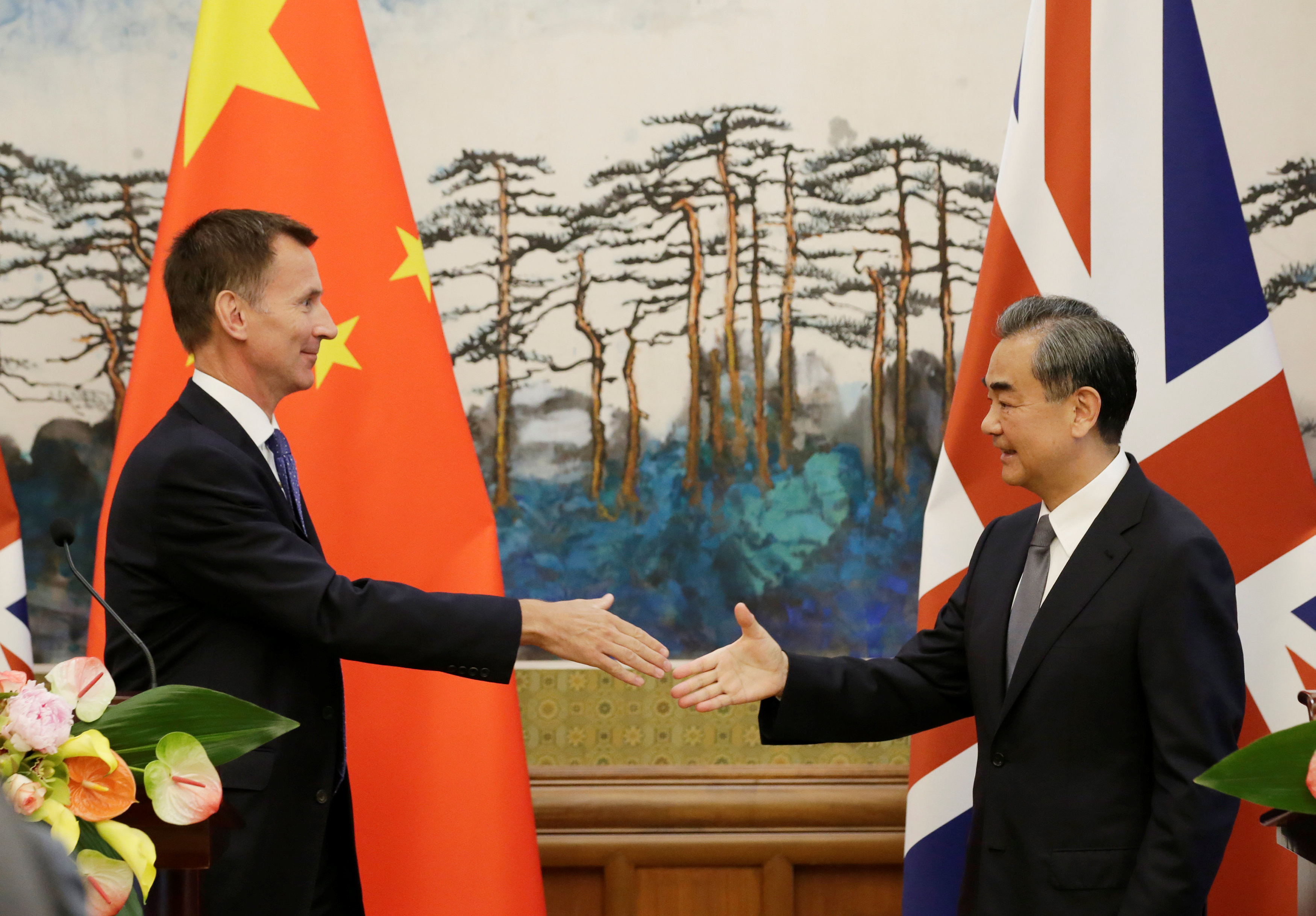 ▲▼英國新外相杭特（左）30日訪問中國大陸，會見大陸外長王毅（右）。（圖／路透）