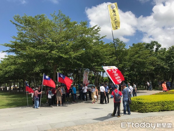 ▲台南市警一分局長鄭榮崑與員警，向莫伯強等舉出「違法行為」警告牌警告。（圖／記者林悅攝，下同）