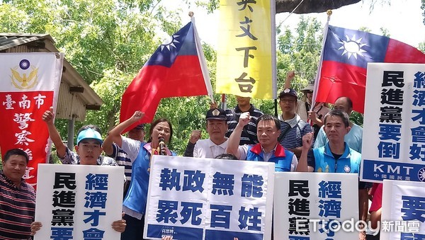 ▲國民黨台南市長參選人高思博，率領市議員王家貞、市議員參選人戴銘正及青年軍、軍警退休人員，向蔡英文總統抗議。（圖／高思博提供）