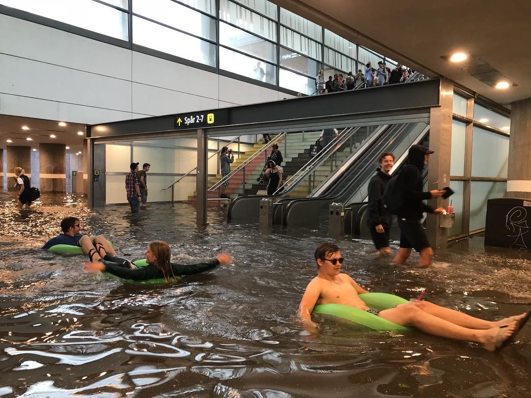 ▲▼ 暴雨轟炸瑞典，地下鐵站變水上樂園。（圖／翻攝自Instagram）