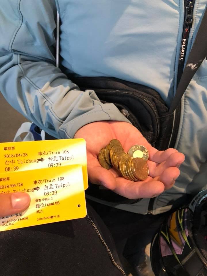 悲劇！高鐵買票放紙鈔「1秒後悔」（圖／翻攝爆廢公社）