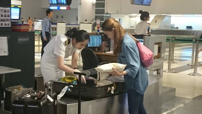 赴日爆買飛機杯 安檢被攔下!「妹子開包包1舉動」逗笑海關人員