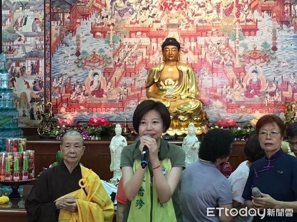 ▲台南市議員陳怡珍專程祝壽祈福，參與平安宴。（圖／記者林悅攝）