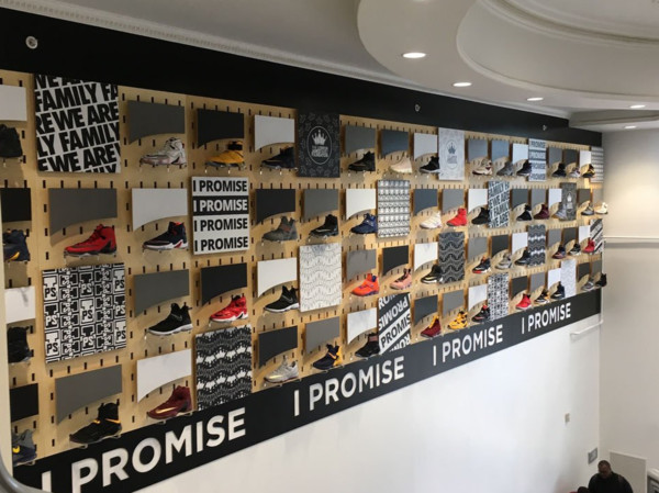 ▲Lebron James承諾小學夢幻鞋牆。（圖／翻攝自Twitter@LJFamFoundation、IG@Lebron James）