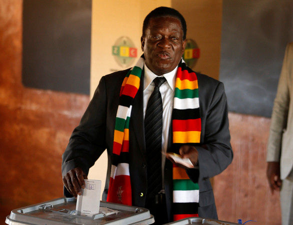 ▲▼  辛巴威現任總統姆南加瓦（Emmerson Mnangagwa）前往投票。（圖／路透）
