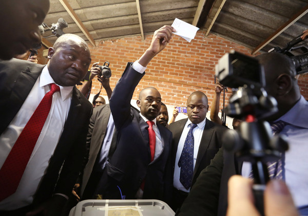 ▲▼ 辛巴威總統大選，反對黨領袖查米薩（Nelson Chamisa）現身投票。（圖／路透）