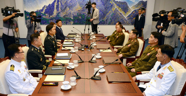 ▲▼ 南北韓軍方高層在板門店和平之家會談。（圖／路透社）